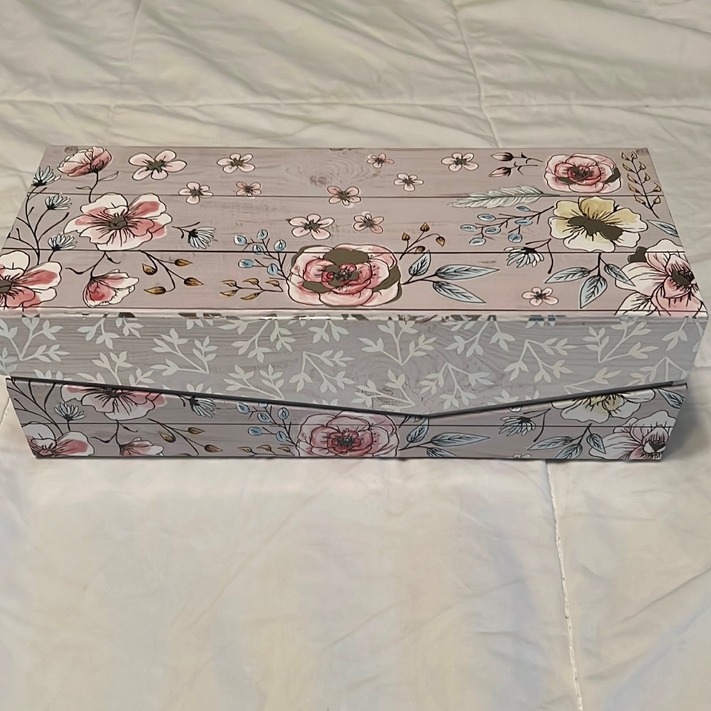 Flower, magnetic close, organizational box